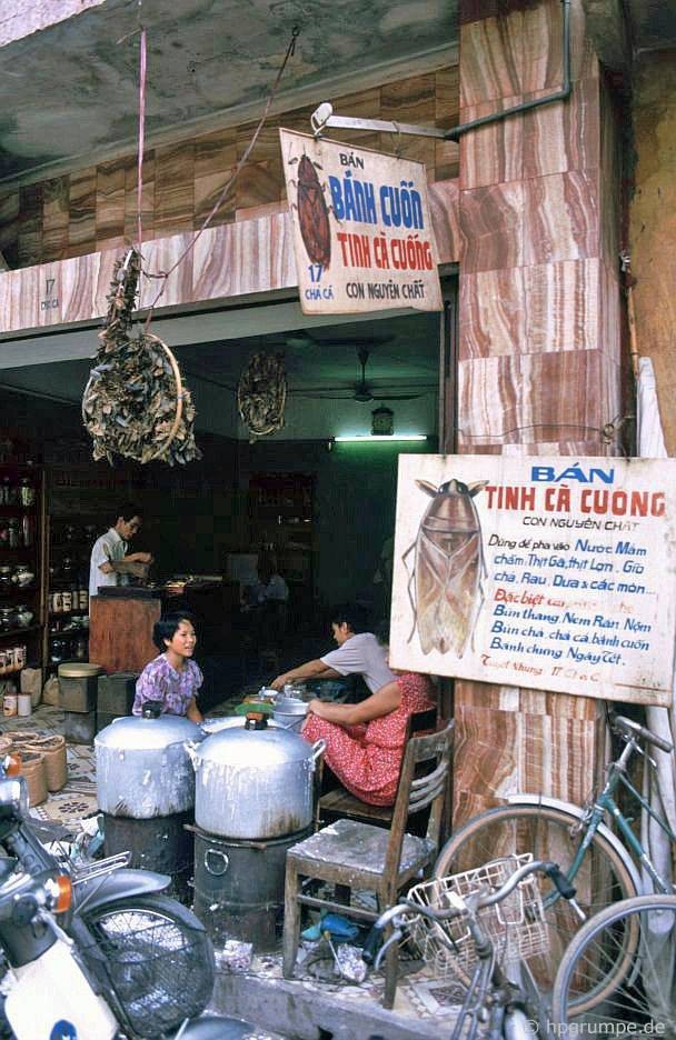 Bán tinh dầu cà cuống trên phố Chả Cá, 1992.